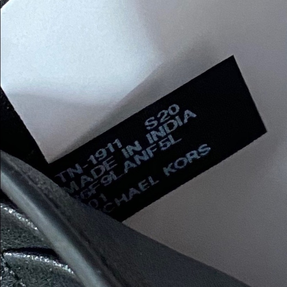 MK Andy Men’s Slim Billfold Wallet - Picture 9 of 10